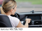 woman turns on air conditioning in a car. Стоковое фото, агентство Ingram Publishing / Фотобанк Лори