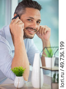 image of cheerful young man chating on the phone. Стоковое фото, агентство Ingram Publishing / Фотобанк Лори
