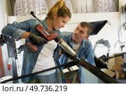 female glazier using tools repairing to fix crack. Стоковое фото, агентство Ingram Publishing / Фотобанк Лори
