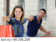 woman dragging man into shopping mall. Стоковое фото, агентство Ingram Publishing / Фотобанк Лори