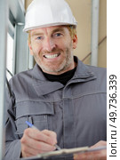 smily modern builder with clipboard. Стоковое фото, агентство Ingram Publishing / Фотобанк Лори