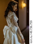 dress up the bride in a wedding dress with corset and lacing. Стоковое фото, агентство Ingram Publishing / Фотобанк Лори