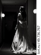 dress up the bride in a wedding dress with corset and lacing. Стоковое фото, агентство Ingram Publishing / Фотобанк Лори