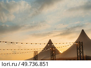 atmospheric warm light bulbs wrapped in garlands to decorate the holiday. Стоковое фото, агентство Ingram Publishing / Фотобанк Лори
