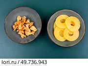 Dry and fresh pineapples in bowls. Candy pineapples, candied fruits. Fruit snack.. Dry and fresh pineapples in bowls. Стоковое фото, агентство Ingram Publishing / Фотобанк Лори
