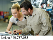woman as a mechanic in auto repair shop. Стоковое фото, агентство Ingram Publishing / Фотобанк Лори