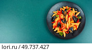 Macaroni or pasta vongole with mussels in the shell, clams on a stylish dark plate. Flat lay with copy space. Space for text. Macaroni or pasta vongole with mussels. Стоковое фото, агентство Ingram Publishing / Фотобанк Лори
