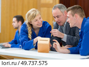 senior worker assessing trainee carpenters work. Стоковое фото, агентство Ingram Publishing / Фотобанк Лори