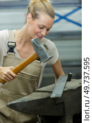 a woman holding metal hammer. Стоковое фото, агентство Ingram Publishing / Фотобанк Лори