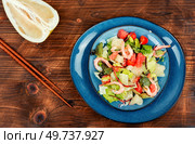 Exotic salad with pomelo, shrimps and greens. Cooking shrimp salad.. Asian pomelo salad with shrimps. Стоковое фото, агентство Ingram Publishing / Фотобанк Лори