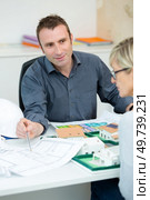 architect presenting the plan to the client. Стоковое фото, агентство Ingram Publishing / Фотобанк Лори