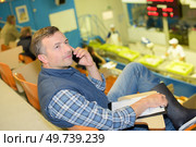 a man receiving a call. Стоковое фото, агентство Ingram Publishing / Фотобанк Лори