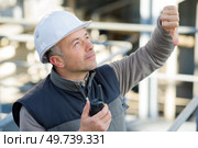workman doing a bad signal. Стоковое фото, агентство Ingram Publishing / Фотобанк Лори