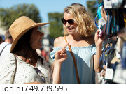 young beautiful women at weekly cloth market. Стоковое фото, агентство Ingram Publishing / Фотобанк Лори