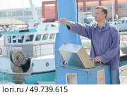 a male docker operating crane. Стоковое фото, агентство Ingram Publishing / Фотобанк Лори