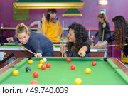 friend is teasing the friend. Стоковое фото, агентство Ingram Publishing / Фотобанк Лори