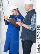 fully-fledged electrician and female apprentice. Стоковое фото, агентство Ingram Publishing / Фотобанк Лори