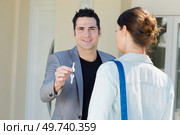salesman giving home keys to property owner. Стоковое фото, агентство Ingram Publishing / Фотобанк Лори