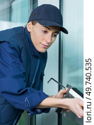 fixing the crack on the window. Стоковое фото, агентство Ingram Publishing / Фотобанк Лори