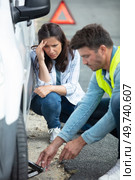 couple on the road having problem with a car. Стоковое фото, агентство Ingram Publishing / Фотобанк Лори