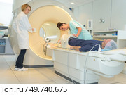 doctor and nurse preparing patient for mri scan in hospital. Стоковое фото, агентство Ingram Publishing / Фотобанк Лори