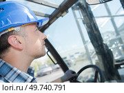 worker being careful on his job. Стоковое фото, агентство Ingram Publishing / Фотобанк Лори