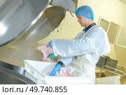 operative cooking chicken in industrial vat. Стоковое фото, агентство Ingram Publishing / Фотобанк Лори