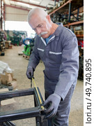 senior worker at a plastic door and window factory. Стоковое фото, агентство Ingram Publishing / Фотобанк Лори