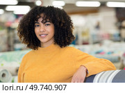 portrait of young woman in textiles store. Стоковое фото, агентство Ingram Publishing / Фотобанк Лори