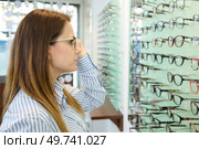woman thinking to choose contact eyeglasses. Стоковое фото, агентство Ingram Publishing / Фотобанк Лори