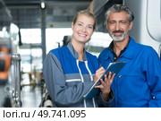 man and woman smiling to the camera. Стоковое фото, агентство Ingram Publishing / Фотобанк Лори