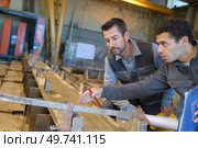 showing the machine to the customer. Стоковое фото, агентство Ingram Publishing / Фотобанк Лори