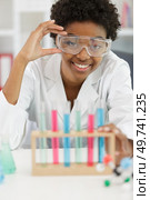 happy female trainee working with chemical liquids in lab. Стоковое фото, агентство Ingram Publishing / Фотобанк Лори