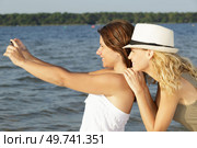 woment taking selfie in a lake. Стоковое фото, агентство Ingram Publishing / Фотобанк Лори