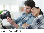 boyfriend showing picture to his girlfriend on his dslr camera. Стоковое фото, агентство Ingram Publishing / Фотобанк Лори