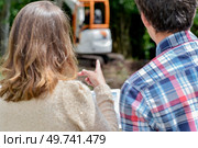 a couple watching digger working. Стоковое фото, агентство Ingram Publishing / Фотобанк Лори