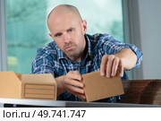 delivery man preparing small cartons. Стоковое фото, агентство Ingram Publishing / Фотобанк Лори