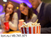 close view of popcorn being purchased by people at cinema. Стоковое фото, агентство Ingram Publishing / Фотобанк Лори