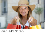 happy woman showing her shopping bags. Стоковое фото, агентство Ingram Publishing / Фотобанк Лори