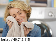 woman enjoying the softness of a blanket on her face. Стоковое фото, агентство Ingram Publishing / Фотобанк Лори