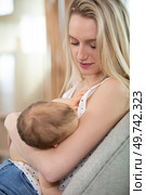 happy young woman brest feeding - 3 months old baby. Стоковое фото, агентство Ingram Publishing / Фотобанк Лори