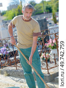 Maintenance man working in cemetery. Стоковое фото, агентство Ingram Publishing / Фотобанк Лори