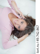 woman lounging with a smartphone. Стоковое фото, агентство Ingram Publishing / Фотобанк Лори