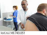 doctor with stethoscope listening to the patient. Стоковое фото, агентство Ingram Publishing / Фотобанк Лори