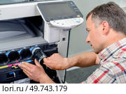 Changing printer ink. Стоковое фото, агентство Ingram Publishing / Фотобанк Лори