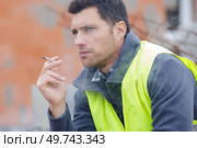 trades man smoking a cigarette. Стоковое фото, агентство Ingram Publishing / Фотобанк Лори