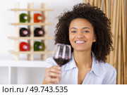 woman holding a glass of wine. Стоковое фото, агентство Ingram Publishing / Фотобанк Лори
