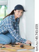 beautiful young handywoman fitting floor boards. Стоковое фото, агентство Ingram Publishing / Фотобанк Лори