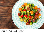 Salad of roasted brussels sprouts, tomatoes and green beans. Healthy vegan food concept. Flat lay with copy space. Vegetable salad with grilled brussel sprouts. Стоковое фото, агентство Ingram Publishing / Фотобанк Лори
