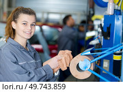 portrait of young female mechanic apprentice. Стоковое фото, агентство Ingram Publishing / Фотобанк Лори